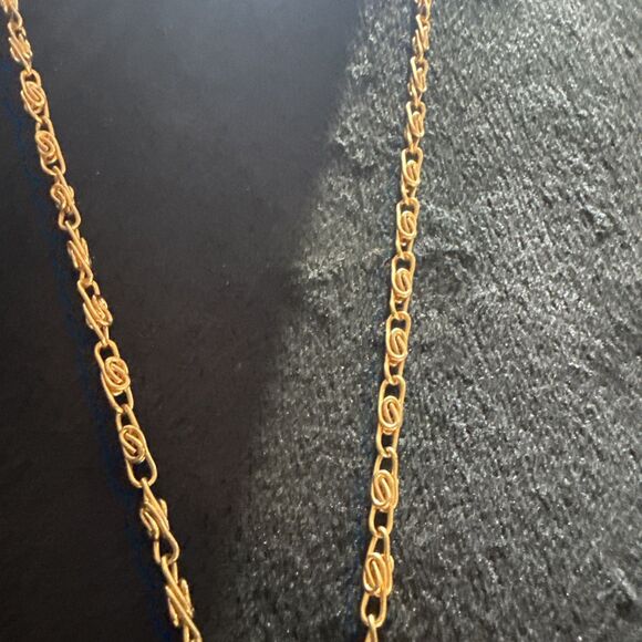 Unbranded Large Gold Tone Heart Shape Moveable Arrow Charm w/ 23” Necklace L-V - Picture 4 of 11